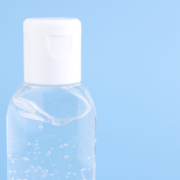 Flacon de gel anti-bactérien sur fond bleu