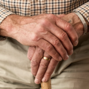 Senior croisant les mains sur sa canne